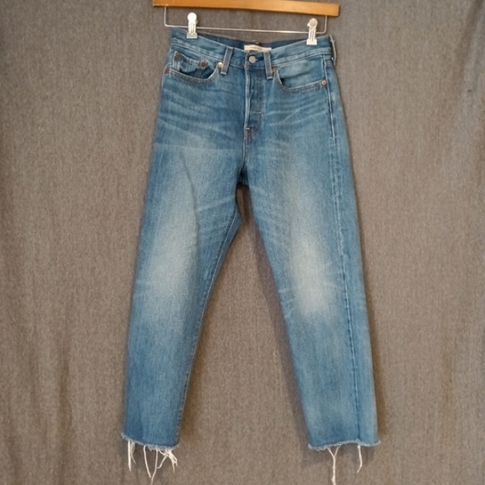Levi's Wedgie Straight Medium Wash High-Rise Frayed Hem Cropped Jeans Size 27